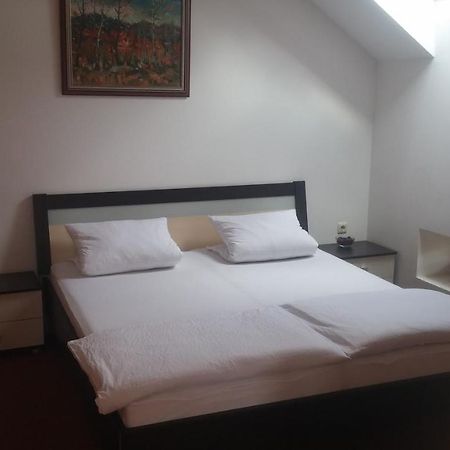 Central Apartman Sopron מראה חיצוני תמונה