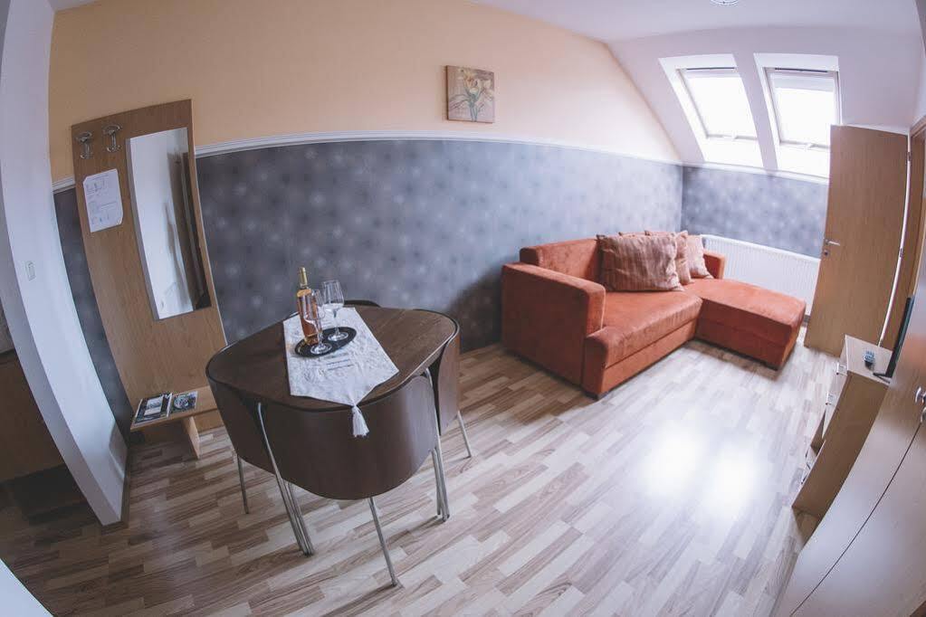 Central Apartman Sopron מראה חיצוני תמונה